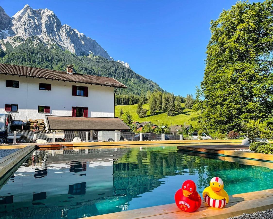 Bayern Resort Hotel - Adults Only - Mit Zugspitzblick - Eibsee-Naehe - Wellnessbereich - Naturpool Im Sommer ไกรน์เนา ภายนอก รูปภาพ