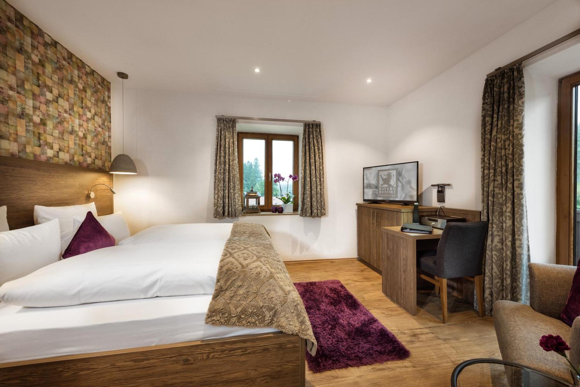 Bayern Resort Hotel - Adults Only - Mit Zugspitzblick - Eibsee-Naehe - Wellnessbereich - Naturpool Im Sommer ไกรน์เนา ภายนอก รูปภาพ