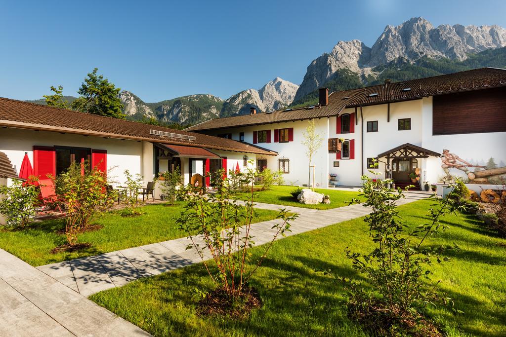 Bayern Resort Hotel - Adults Only - Mit Zugspitzblick - Eibsee-Naehe - Wellnessbereich - Naturpool Im Sommer ไกรน์เนา ภายนอก รูปภาพ