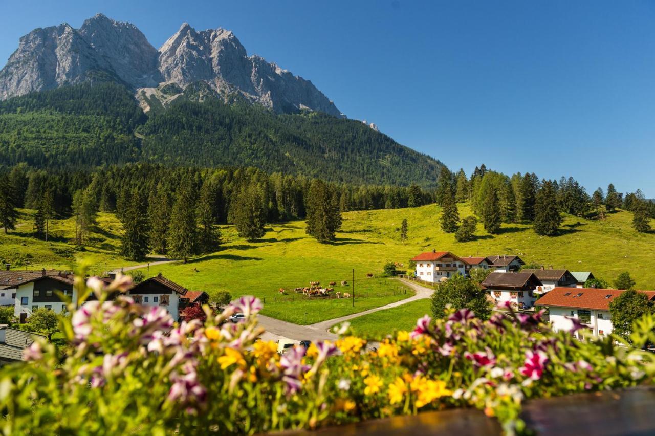Bayern Resort Hotel - Adults Only - Mit Zugspitzblick - Eibsee-Naehe - Wellnessbereich - Naturpool Im Sommer ไกรน์เนา ภายนอก รูปภาพ